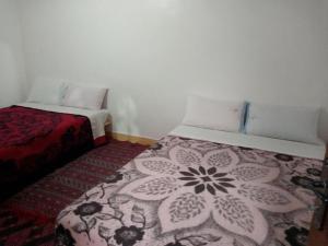 A bed or beds in a room at Gîte Assafar