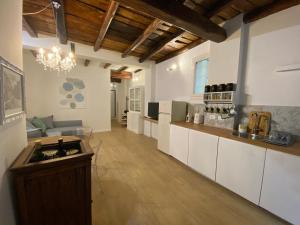 uma grande cozinha com armários brancos e um lustre em Il cortile tra i portici em Bolonha