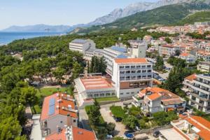 una vista aérea de una ciudad con edificios y el océano en Apartmani Vila Jelena 1 en Makarska