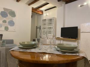 uma mesa com duas taças e taças de vinho em Il cortile tra i portici em Bolonha