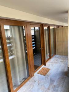 Habitación con puertas correderas de cristal en una casa en SOPHIE APARTAMENTOS en Burela de Cabo