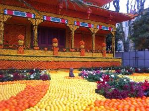 a display of oranges and flowers in front of a building at Studio 28 m2 au calme à Menton in Menton