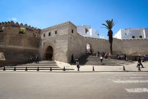 Un bâtiment avec quelques marches devant lui dans l'établissement Apart familiar bab okla, à Tetouan