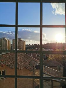 uma vista da cidade a partir de uma janela em The Beauty Queen of Jerusalem em Jerusalém