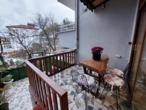a balcony with a table and chairs on a balcony at Ayten Tiny House in Termal