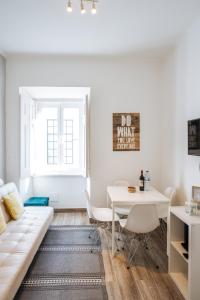 リスボンにあるBeHappy Apartmentsの白いリビングルーム(白いソファ、テーブル付)