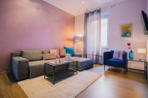 salon z kanapą i stołem w obiekcie Apartment for special getaway Nea w Puli