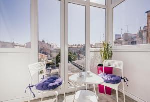 Habitación con mesa, sillas y ventanas. en Apartment for special getaway Nea en Pula