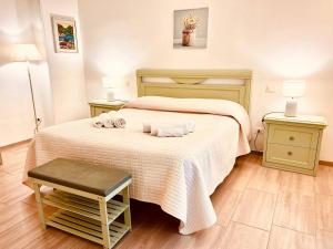 A bed or beds in a room at Casa Clarò