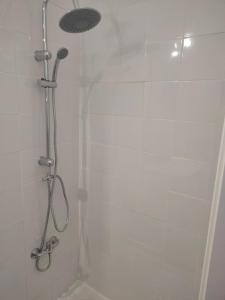 una ducha con cabezal de ducha en un baño en Estudio Alicia, en Rota