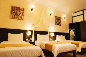河內的住宿－Perfume's Cozy House，酒店客房设有两张床和两盏灯。