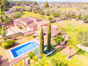 een luchtzicht op een huis met een zwembad bij Incredible villa with wonderful exteriors in Sencelles