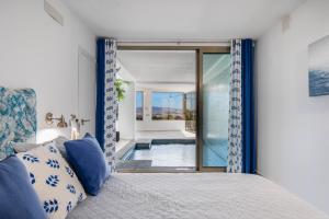 En eller flere senge i et værelse på Villa Selene heated Indoor Pool + 17 billeder