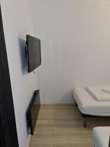 Televízia a/alebo spoločenská miestnosť v ubytovaní Smaragd apartman