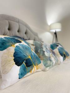 2 almohadas con plumas de pavo real en una cama en Viale degli Studenti Apartment, en Lecce