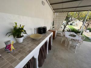 マリーナ・ディ・ラグーザにあるVilla Afrodite mediterranea 2022のテーブルとテーブル付きのカウンタートップを備えたキッチン