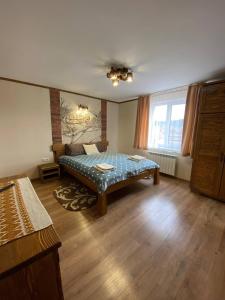 1 dormitorio con 1 cama en una habitación en Villa OkSun, en Skhidnytsya