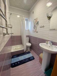y baño con aseo y lavamanos. en Villa OkSun, en Skhidnytsya