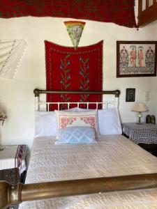 1 dormitorio con 1 cama grande y cabecero rojo en Melissa Apartments en Anogia