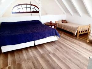 una camera con letto e pavimento in legno di Cabañas BASTIÓN a Villa La Angostura