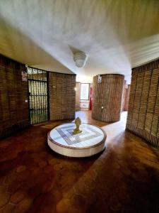 una habitación con una fuente en el medio de un edificio en Skyline Suites Costa del Sol, en Torremolinos
