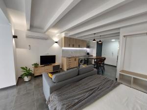a living room with a couch and a kitchen at Loft 4 MORELLA in Morella
