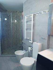 łazienka z prysznicem, toaletą i umywalką w obiekcie Skyline Suites Costa del Sol w mieście Torremolinos +26 zdjęć