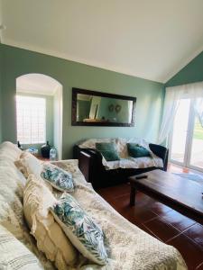 uma sala de estar com duas camas e um espelho em A Quinta da Estrelinha em Quinta de Cavaleiros