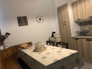 a table in a kitchen with a clock on the wall at Domus Narciso Gallery in Pompei