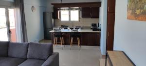 uma sala de estar com um sofá e uma cozinha em el greco apartment in Ilha de Rhodes