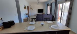 um balcão de cozinha com pratos e utensílios em el greco apartment in Ilha de Rhodes