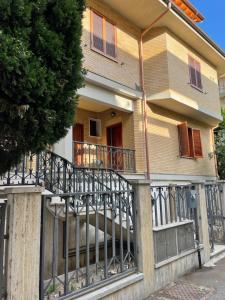 une maison avec un balcon et une porte dans l'établissement Andrew’s House, à Ortona