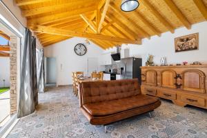 een woonkamer met een bank en een tafel bij WHome Hideaway Luxury Family Villa w/ S-Pool & AC in Ourém