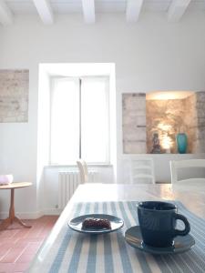 A seating area at LA CONCHIGLIA - Sirolo Suite
