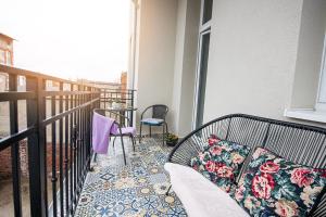 - un balcon avec un banc, une table et des chaises dans l'établissement Apartament u Olechny 3, à Bydgoszcz