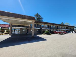 un aparcamiento vacío frente a un edificio en Budget Host Inn, en Henderson