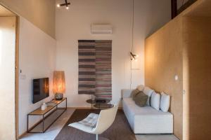 sala de estar con sofá y mesa en Green&Houses, en Ponta Delgada