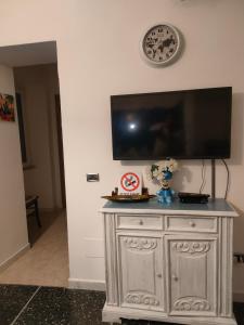 uma televisão em cima de um armário num quarto em La casa di Zahra em Riccò del Golfo di Spezia