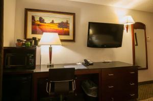 TV a/nebo společenská místnost v ubytování Best Western Airport Inn