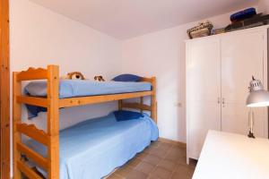 1 dormitorio con 2 literas en una habitación en Chalet Sa Rapita, en Sa Ràpita