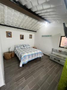 - une chambre avec un lit dans l'établissement Confortable cabaña para que disfrute con su pareja, à Santandercito