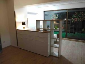 uma cozinha com um balcão branco e uma janela em Haus für bis zu 8 Personen in Amstetten em Amstetten