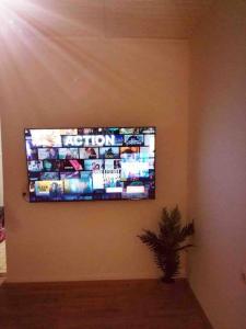 uma televisão de ecrã plano pendurada numa parede em Haus für bis zu 8 Personen in Amstetten em Amstetten