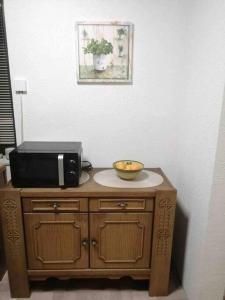 um micro-ondas e uma tigela em cima de um armário de madeira em Haus für bis zu 8 Personen in Amstetten em Amstetten