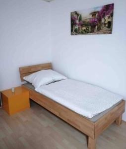 uma cama num quarto com em Haus für bis zu 8 Personen in Amstetten em Amstetten