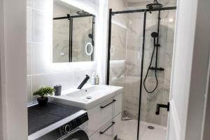 Kúpeľňa v ubytovaní Appartement rénové - wifi - jardin - centre de Niort + 13 fotografií