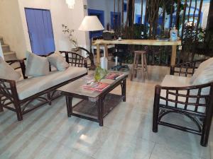 a living room with chairs and a coffee table at MIO Tulum Hotel Boutique in Tulum