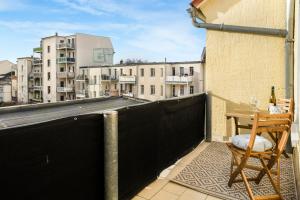 d'un balcon avec une table et une vue sur les bâtiments. dans l'établissement Levax Living - Cozy - Clarapark - citynah, à Leipzig