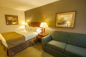 Postel nebo postele na pokoji v ubytování Best Western Airport Inn