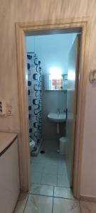 Un baño pequeño con lavabo e inodoro. en Kapetanos Rooms, en Naxos Chora 57 fotos más